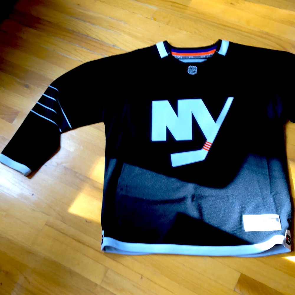 Reebok NHL New York Islanders hockey Jersey. Size Large. Black w/white logo.